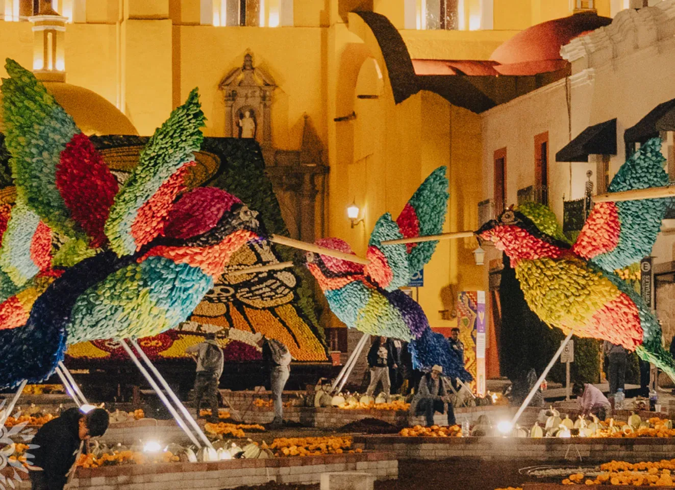 Arte tradicional mexicano con mariposas de colores