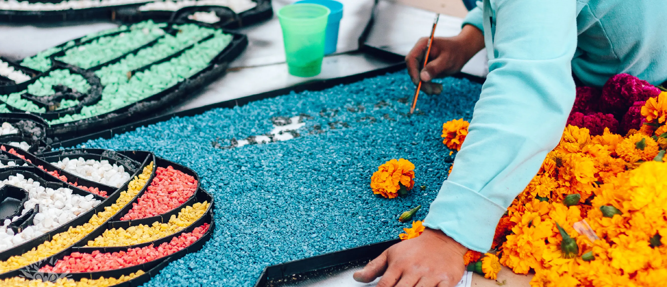 Elaboración artesanal de tapetes de semillas y flores de cempasúchil