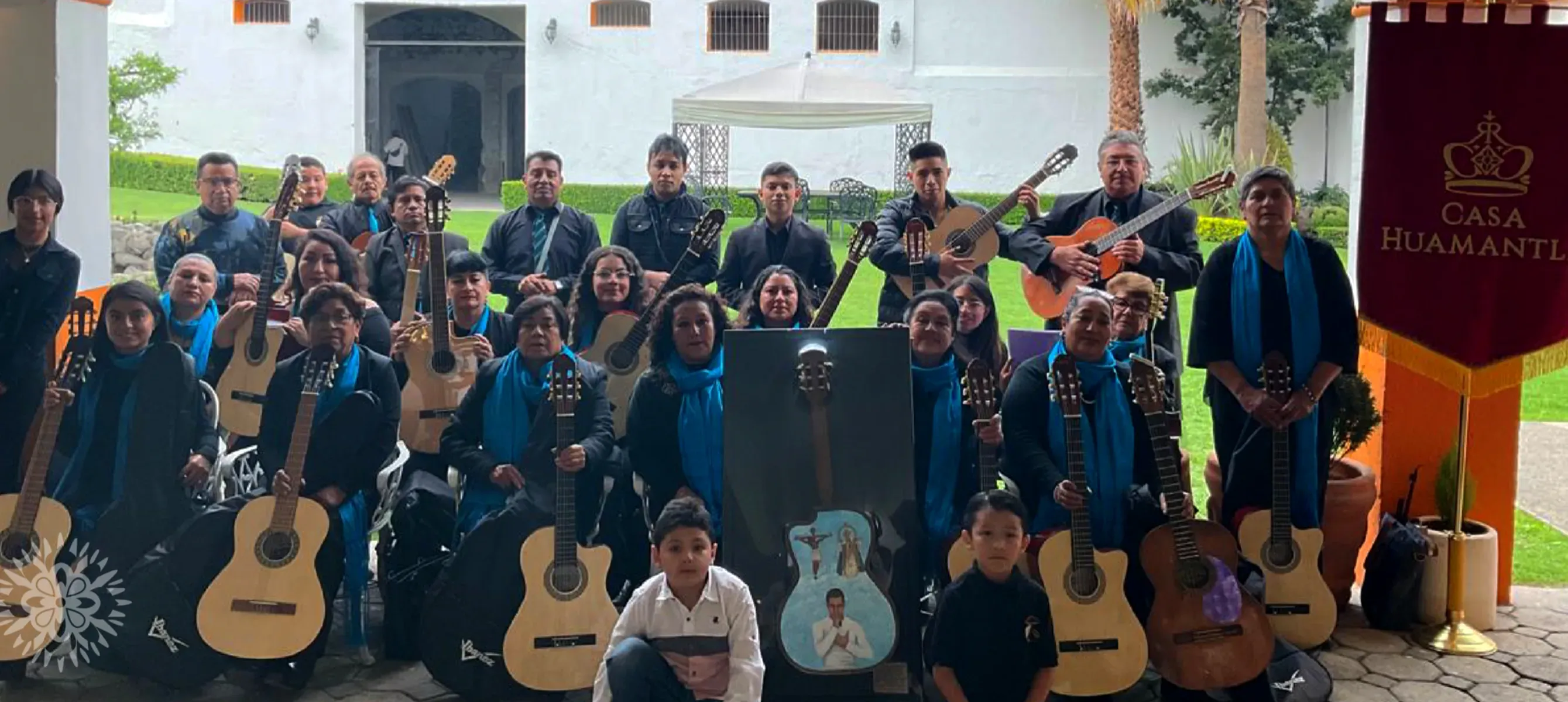 Grupo comunitario de músicos con guitarras en Casa Huamantla