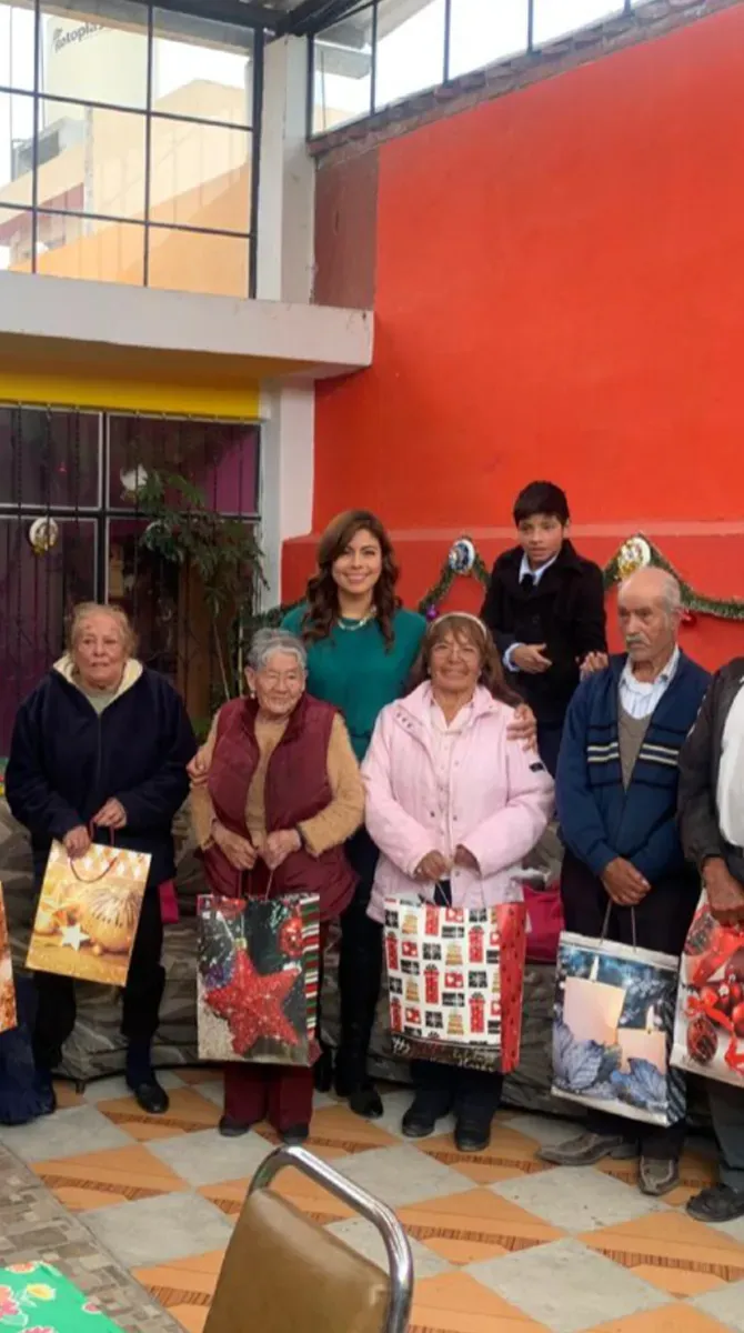 Reunión comunitaria con adultos mayores